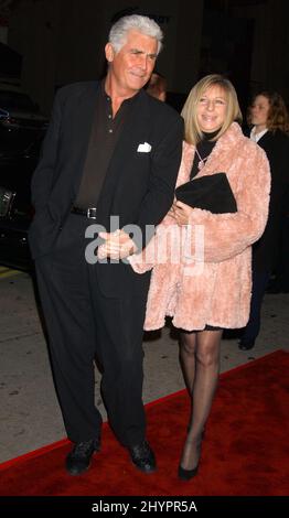 JAMES BROLIN & BARBRA STREISAND BESUCHEN DIE PREMIERE VON „A GUY THING“ IM MANN'S BRUIN THEATER IN KALIFORNIEN, USA BILD: BRITISCHE PRESSE Stockfoto