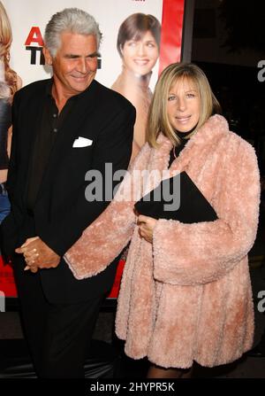 JAMES BROLIN & BARBRA STREISAND BESUCHEN DIE PREMIERE VON „A GUY THING“ IM MANN'S BRUIN THEATER IN KALIFORNIEN, USA BILD: BRITISCHE PRESSE Stockfoto