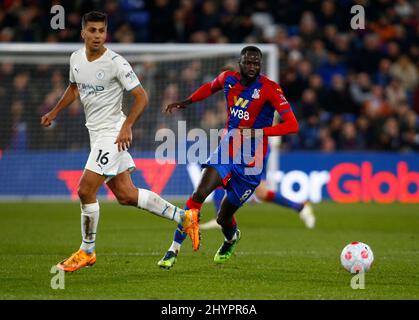 LONDON, Großbritannien, 14. MÄRZ: Rodri von L-R Manchester City und Cheikhou Kouyate von Crystal Palace während der Premier League zwischen Crystal Palace und M Stockfoto