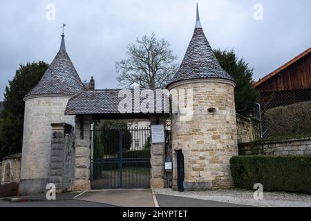 Scey-Maisieres, Frankreich - 20. Februar 2022: Die Burg von Cleron ist eine Burg aus dem 14.. Jahrhundert am Fluss Loue in der Bourgogne-Franche-Comte. Wolkig wi Stockfoto