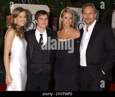 KEVIN COSTNER, EHEFRAU CHRISTINE BAUMGARTNER, SOHN JOE UND TOCHTER LILY NEHMEN AN DEN JÄHRLICHEN GOLDEN GLOBE AWARDS 61ST IN BEVERLY HILLS, KALIFORNIEN, TEIL. BILD: BRITISCHE PRESSE Stockfoto