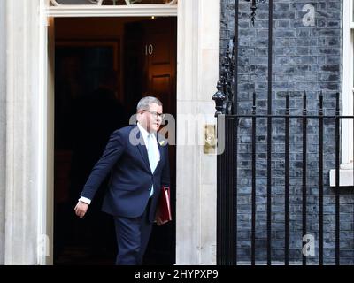 London, Großbritannien. 15. März 2022. COP 26-Präsident Alok Sharma verließ das Gebäude nach der wöchentlichen Kabinettssitzung in der Downing Street Nr. 10. Quelle: Uwe Deffner/Alamy Live News Stockfoto