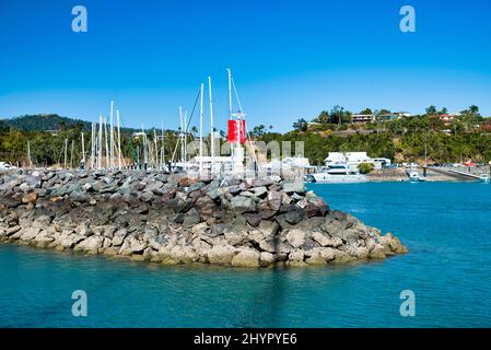 Eingang zum Hafen von Abell Point Marina in Airlie Beach. Queensland, Australien. Stockfoto