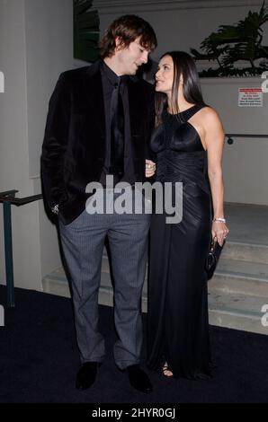 Ashton Kutcher und Demi Moore nehmen an den Rodeo Drive Walk of Style Awards zu Ehren von Versace im Beverly Hills City Hall Teil. Bild: UK Press Stockfoto