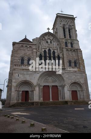 Vezelay, Frankreich - 23. Februar 2022: Die Abtei von Vezelay ist ein Benediktiner- und Cluniac-Kloster in der Region Bourgogne-Franche-Comte. Wolkiger Wintertag. Selektiv Stockfoto