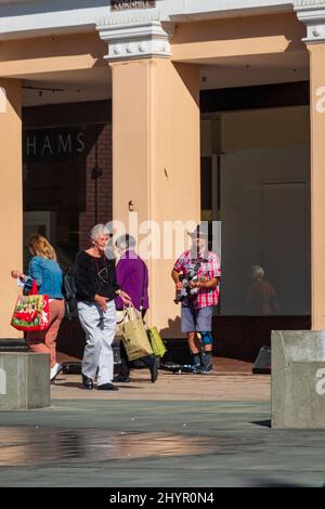 Ein warmer Herbsttag während Covid im Stadtzentrum von Ipswich, an dem ein Busfahrer auf dem Cornhillt Square, Suffolk, Großbritannien, auftritt Stockfoto