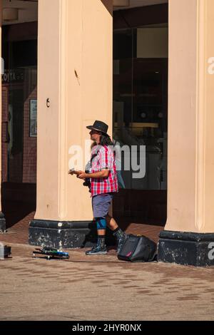 Ein warmer Herbsttag während Covid im Stadtzentrum von Ipswich, an dem ein Busfahrer auf dem Cornhillt Square, Suffolk, Großbritannien, auftritt Stockfoto