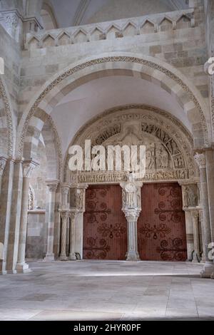 Vezelay, Frankreich - 23. Februar 2022: Die Abtei von Vezelay ist ein Benediktiner- und Cluniac-Kloster in der Region Bourgogne-Franche-Comte. Wolkiger Wintertag. Selektiv Stockfoto