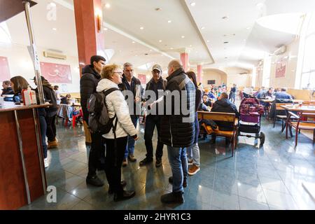 Nicht exklusiv: UZHHOROD, UKRAINE - 14. MÄRZ 2022 - Mitglieder der slowakischen Mission des Welternährungsprogramms der Vereinten Nationen (WFP) besuchen ein Restaurant, das Fré anbietet Stockfoto