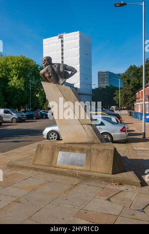 Ein warmer Herbsttag während des Covid in Ipswich Town Wartime Pilot Memorial, Suffolk, Großbritannien Stockfoto