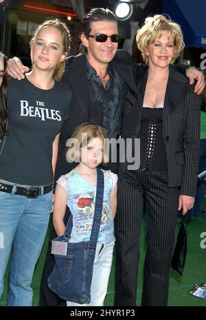 Antonio Banderas, Melie Griffith & Daughters besuchen die Shrek 2-Filmpremiere in Kalifornien. Bild: UK Press Stockfoto