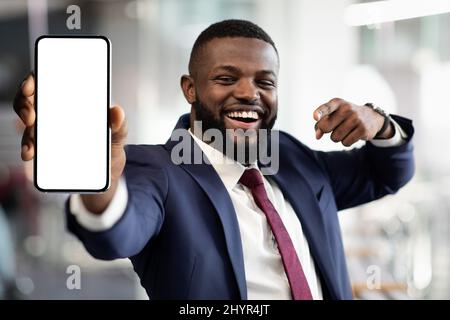Emotionaler afroamerikanischer Unternehmer mit Smarttohne, Mockup Stockfoto