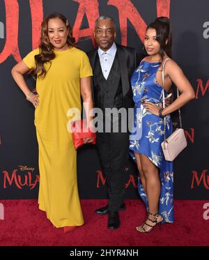 Stephanie Cozart Burton, LeVar Burton und Michaela Jean Burton bei der Disney Mulan-Weltpremiere, die am Montag, 9. März 2020 in Hollywood, USA, stattfand. Stockfoto