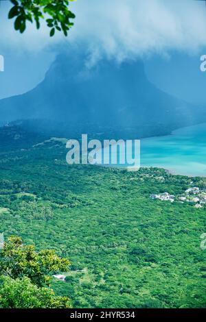 Le Morne Mountain, unter den Wolken Luftbild aus Mauritius Hill. Stockfoto