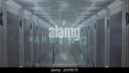 Abbildung der Warnung vor einem Cyber-Angriff über dem Serverraum Stockfoto