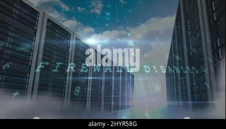 Abbildung der Warnung vor einem Cyber-Angriff über dem Serverraum Stockfoto