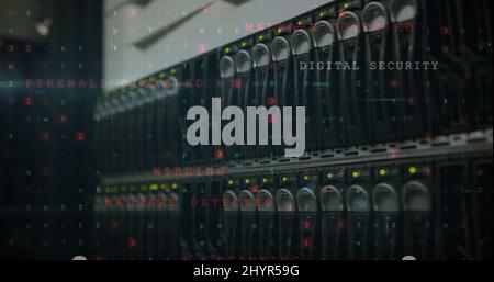 Abbildung der Warnung vor einem Cyber-Angriff über dem Serverraum Stockfoto