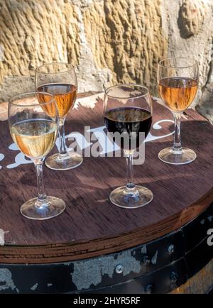 Weingläser gefüllt mit einer Vielzahl von Weinen in der Region La La Rija in Spanien Stockfoto