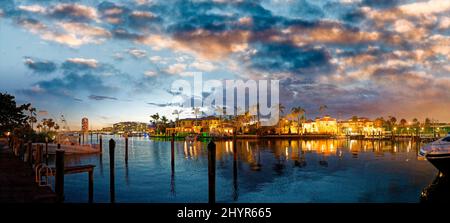 Lake Boca Raton und Skyline der Stadt mit Spiegelungen bei Sonnenuntergang, Panoramablick. Stockfoto