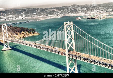 Luftansicht der San Francisco Bay Bridge vom Hubschrauber aus. Stockfoto