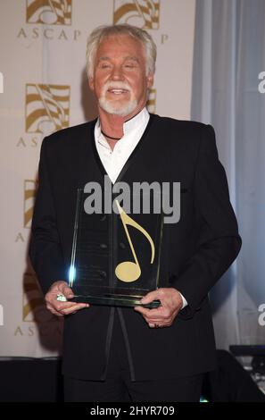 DATEI FOTO: Country-Musik-Superstar Kenny Rogers starb an natürlichen Ursachen zu Hause in Georgien von Familie im Alter von 81 Jahren umgeben. 15. Oktober 2007 Nashville, Tn. Kenny Rogers 45. Annual ASCAP Country Music Awards im Ryman Auditorium Stockfoto