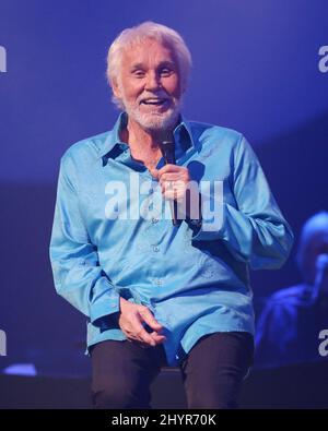 DATEI FOTO: Country-Musik-Superstar Kenny Rogers starb an natürlichen Ursachen zu Hause in Georgien von Familie im Alter von 81 Jahren umgeben. 27. September 2015 Pigeon Forge, Tn. Kenny Rogers Kenny Rogers tritt im Celebrity Theatre in Dollywood auf Stockfoto