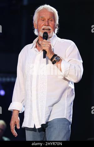 DATEI FOTO: Country-Musik-Superstar Kenny Rogers starb an natürlichen Ursachen zu Hause in Georgien von Familie im Alter von 81 Jahren umgeben. 9. Juni 2012 Nashville, Tn. Kenny Rogers 2012 CMA Music Festival nächtliche Konzerte im LP Field Stockfoto