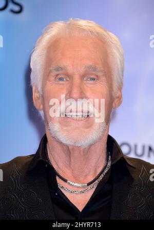 DATEI FOTO: Country-Musik-Superstar Kenny Rogers starb an natürlichen Ursachen zu Hause in Georgien von Familie im Alter von 81 Jahren umgeben. 6. November 2013 Nashville, Tn. Kenny Rogers 47. Annual CMA Awards in der Bridgestone Arena Stockfoto