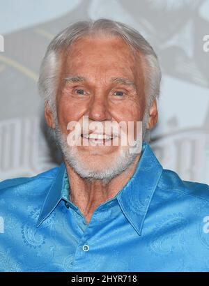 DATEI FOTO: Country-Musik-Superstar Kenny Rogers starb an natürlichen Ursachen zu Hause in Georgien von Familie im Alter von 81 Jahren umgeben. 18. Juli 2017 Nashville, TN Kenny Rogers die Country-Musikikone Kenny Rogers kündigt in Nashville ein hochkarätig besetztes Konzert an, das seine 60-jährige Karriere feiert. „All in for the Gambler: Kenny Rogers“ Abschiedskonzert bei einer Pressekonferenz in den WME-Büros. Kenny kündigte an, dass er und Dolly Parton bei ihrem letzten gemeinsamen Auftritt die Bühne ein letztes Mal teilen werden. Stockfoto