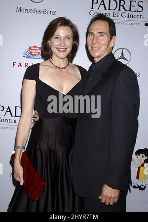 Brenda Strong und Ehemann Tom Henri bei der jährlichen Benefizgala von Padres Contra El Cancer 7. im Lot, West Hollywood. Stockfoto