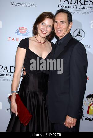 Brenda Strong und Ehemann Tom Henri bei der jährlichen Benefizgala von Padres Contra El Cancer 7. im Lot, West Hollywood. Stockfoto