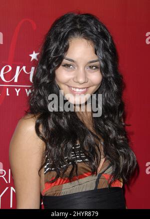 Vanessa Hudgens nimmt an der Spring Collection Fashion Show von Frederick's of Hollywood 2008 Teil, um die Kleidung aus dem Rücken zu nutzen, die im Palladium gehalten wird. Stockfoto