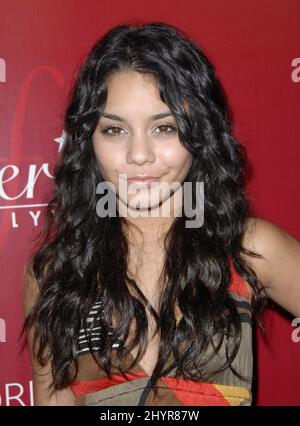 Vanessa Hudgens nimmt an der Spring Collection Fashion Show von Frederick's of Hollywood 2008 Teil, um die Kleidung aus dem Rücken zu nutzen, die im Palladium gehalten wird. Stockfoto