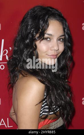 Vanessa Hudgens nimmt an der Spring Collection Fashion Show von Frederick's of Hollywood 2008 Teil, um die Kleidung aus dem Rücken zu nutzen, die im Palladium gehalten wird. Stockfoto