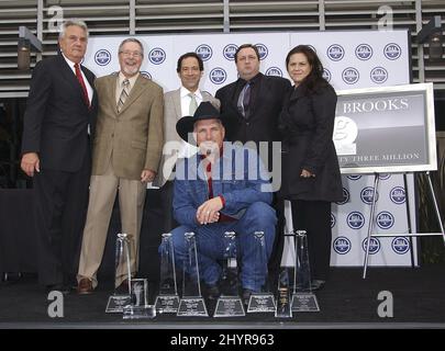 Garth Brooks hat bei einer Zeremonie vor dem Capitol Records Building in Hollywood von der Recording Industry of America Association die Nummer 1 des Selling Solo Artist in US History gewählt. Stockfoto