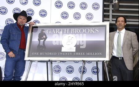 Garth Brooks hat bei einer Zeremonie vor dem Capitol Records Building in Hollywood von der Recording Industry of America Association die Nummer 1 des Selling Solo Artist in US History gewählt. Stockfoto