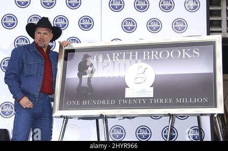 Garth Brooks hat bei einer Zeremonie vor dem Capitol Records Building in Hollywood von der Recording Industry of America Association die Nummer 1 des Selling Solo Artist in US History gewählt. Stockfoto