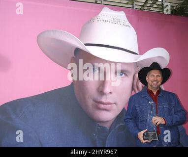 Garth Brooks hat bei einer Zeremonie vor dem Capitol Records Building in Hollywood von der Recording Industry of America Association die Nummer 1 des Selling Solo Artist in US History gewählt. Stockfoto