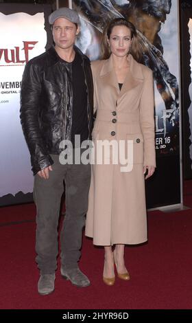 Brad Pitt und Angelina Jolie bei der Premiere von „Beowulf“ in Los Angeles im Mann Village Theater, Los Angeles. Stockfoto