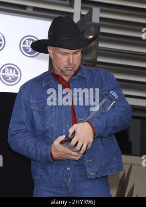 Garth Brooks hat bei einer Zeremonie vor dem Capitol Records Building in Hollywood von der Recording Industry of America Association die Nummer 1 des Selling Solo Artist in US History gewählt. Stockfoto