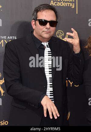 Adam Schlesinger von Fountains of Wayne stirbt mit 52 Jahren, nachdem er in einem Krankenhaus im Bundesstaat New York an Komplikationen durch das Coronavirus erkrankt war. 10. September 2016 Los Angeles, CA Adam Schlesinger 2016 Creative Arts Emmy Awards im Microsoft Theater L.A. LIVE Stockfoto