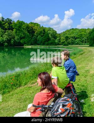 Genießen Sie die Natur während einer Pause auf der Radtour Stockfoto