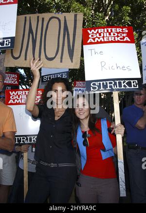 Minnie Driver und Shannon Marie Woodward zeigen ihre Unterstützung für Autoren, die derzeit streiken, um einen besseren Lohn zu erhalten, als sie in den Universal City Studios in Los Angeles demonstrieren. Stockfoto