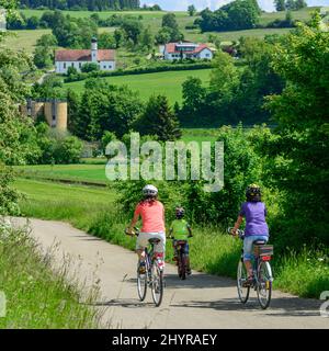 Eine Gruppe von jungen und älteren Menschen, die eine Radtour in der schönen Natur in süddeutschland machen Stockfoto