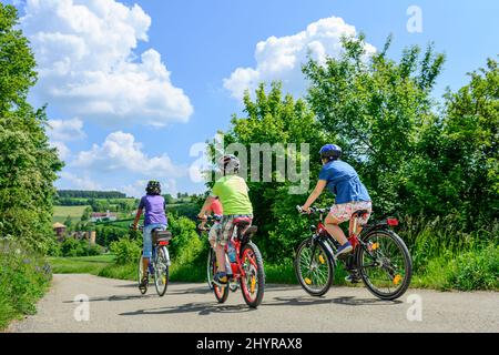 Eine Gruppe von jungen und älteren Menschen, die eine Radtour in der schönen Natur in süddeutschland machen Stockfoto