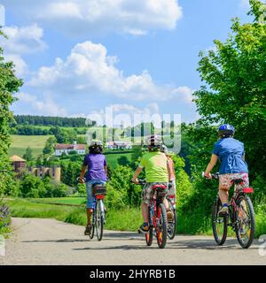 Eine Gruppe von jungen und älteren Menschen, die eine Radtour in der schönen Natur in süddeutschland machen Stockfoto