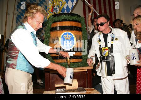 Roy Horn von Siegfried & Roy stirbt mit 75 Jahren an einem Coronavirus in Las Vegas, NV. 13. September 2014 Las Vegas, NV. Siegfried Fischbacher, Roy Horn Siegfried & Roy Kick Off Oktoberfest, Hofbbrauhaus Stockfoto