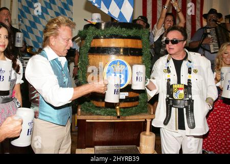 Roy Horn von Siegfried & Roy stirbt mit 75 Jahren an einem Coronavirus in Las Vegas, NV. 13. September 2014 Las Vegas, NV. Siegfried Fischbacher, Roy Horn Siegfried & Roy Kick Off Oktoberfest, Hofbbrauhaus Stockfoto