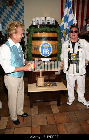 Roy Horn von Siegfried & Roy stirbt mit 75 Jahren an einem Coronavirus in Las Vegas, NV. 13. September 2014 Las Vegas, NV. Siegfried Fischbacher, Roy Horn Siegfried & Roy Kick Off Oktoberfest, Hofbbrauhaus Stockfoto