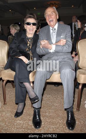 Nancy Barbato und A.C. Lyles bei einer Vorschau von Frank Sinatras US-Briefmarke im Beverly Hilton Hotel in Los Angeles. Stockfoto